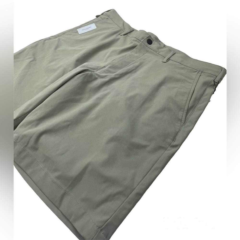 NWT Perry Ellis Motion Slim Fit Performance Flat Front Stretch Short